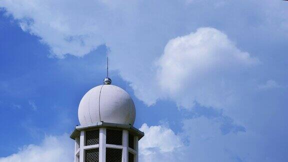 印度尼西亚雅加达天空晴朗的伊斯蒂赫拉尔清真寺的尖塔