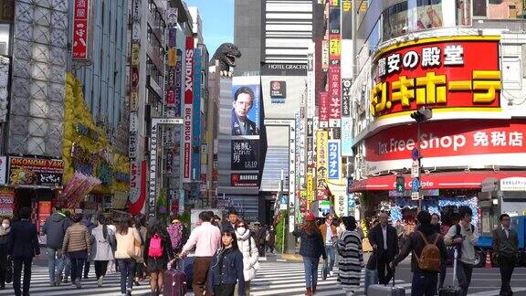 在日本东京的新宿挤满了人