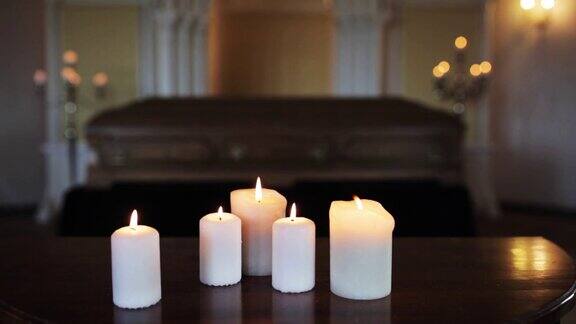 葬礼时在教堂里点燃蜡烛和棺材