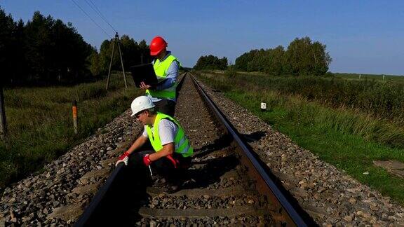 铁路工作人员在夏季检查铁路状况