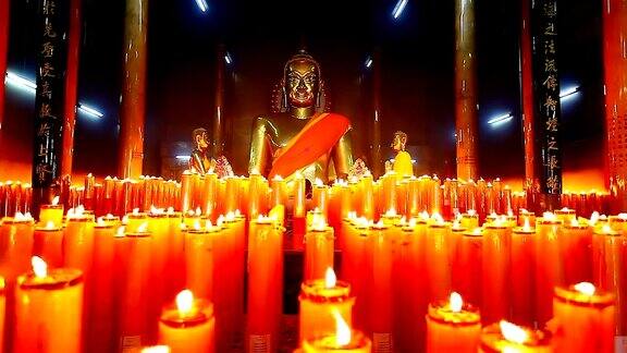多莉寺庙里有带蜡烛的佛像