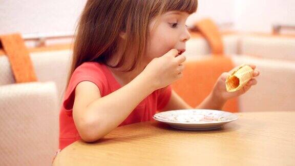 小女孩在吃自制的华夫饼