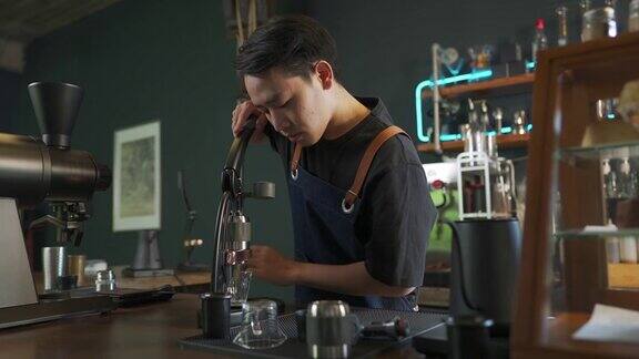 4K亚洲男子咖啡师制作热意式咖啡从才华意式咖啡机