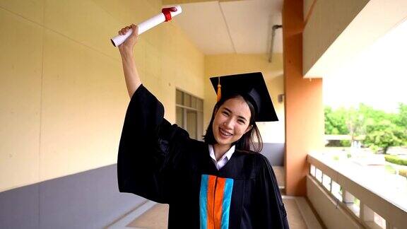 黑人毕业生在大学毕业典礼上穿黑色西装