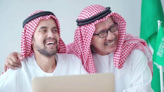 两个阿拉伯中东商人在办公室一起使用笔记本电脑