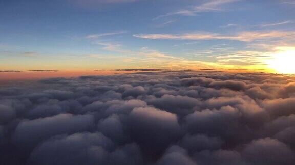 在美丽的日落和厚重的云层中飞翔