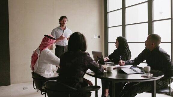 沙特商人在会议期间与团队分享