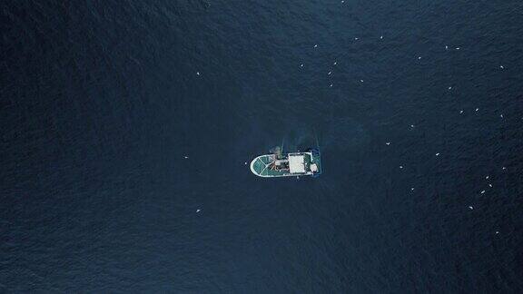 在海上用拖网捕鱼的商业船放大自顶向下的观点
