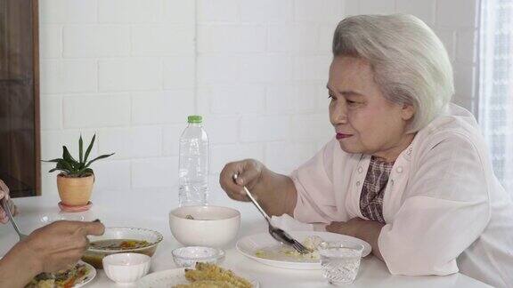 亚洲老两口在家里一起吃泰国菜