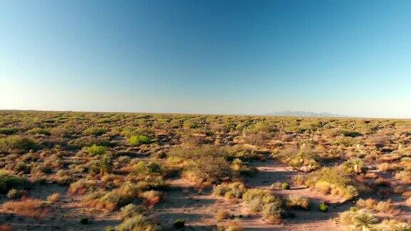 无人机拍摄的一条从西德克萨斯州延伸到新墨西哥州的狭窄孤独的沙漠公路