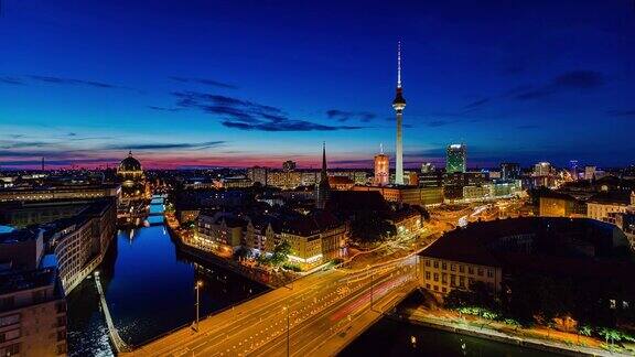 白天到夜晚鸟瞰图时间流逝柏林城市景观与电视塔和狂欢河柏林德国