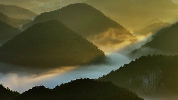 日出时有雾的山脉