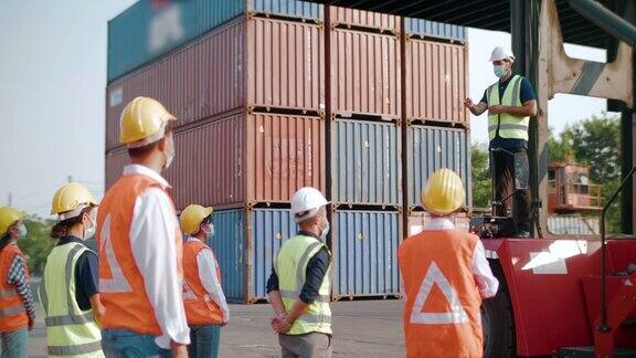 集装箱工人向港口工人简报进出口航运