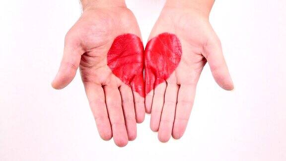 男性和女性的手聚在一起露出红色的心
