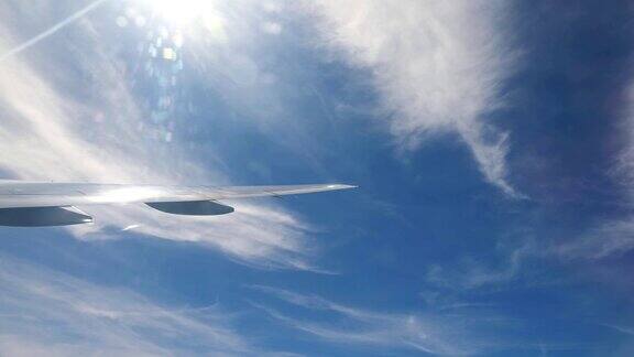 蓝色的天空和云朵前景是飞机翼尖