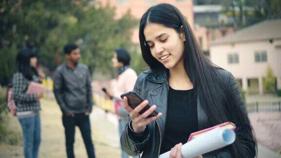 快乐的大学生使用智能手机