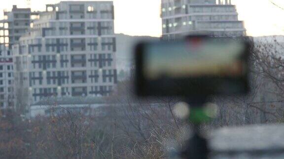 用手机录制视频用摄像app捕捉城市场景