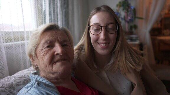 可爱的孙女和她快乐的奶奶在一起
