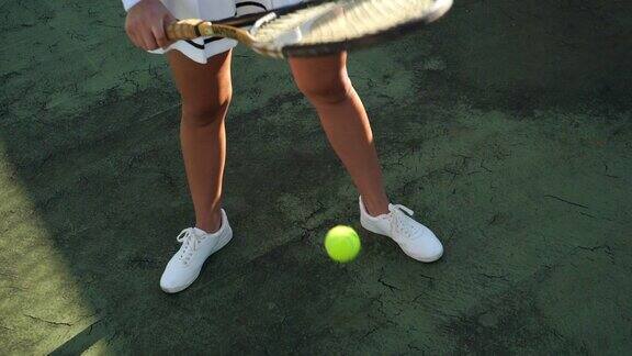 用网球拍把网球拍到地上特写