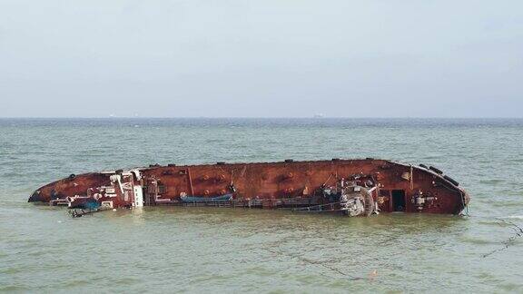 油轮在黑海海岸坠毁乌克兰敖德萨海滩上的生态灾难船搁浅了