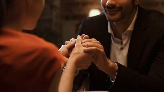 浪漫的情侣一起用餐手牵着手