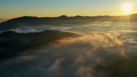 时间流逝美丽的绿色自然和薄雾缭绕的山在清晨和煦的阳光