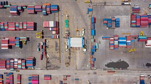 4K时间推移:航拍俯视图集装箱仓库在码头的商业物流进出口航运或运输