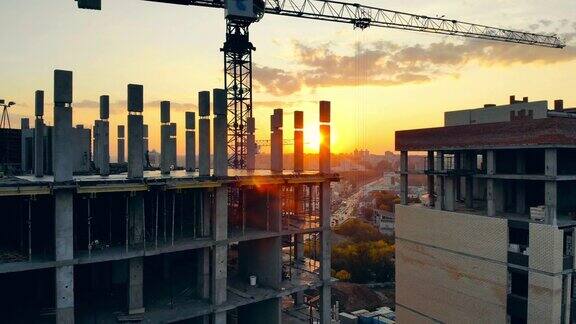 城市建筑在日落时分开始建造
