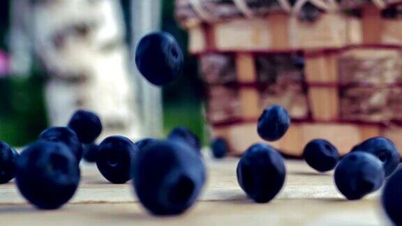 蓝莓落在木桌上