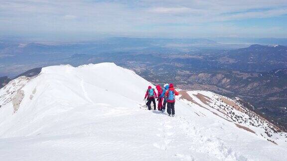高山登山队正在冬季向高海拔的山峰进发