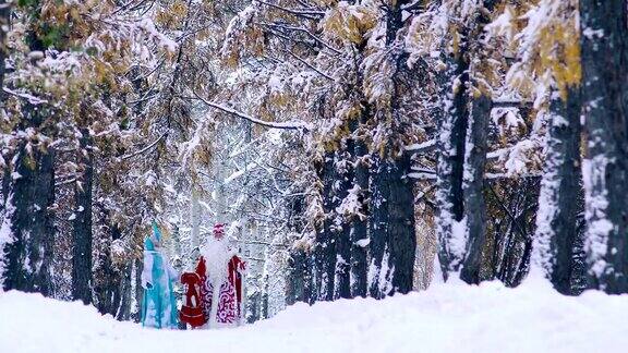 霜父和雪姑娘走在雪地里的小路上