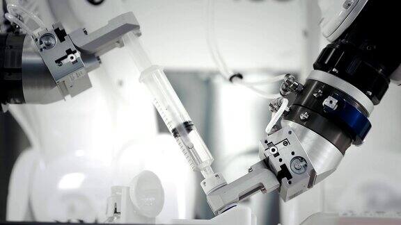 机器人手臂的创新手臂可以为癌症患者注射化疗药物医学新技术两个操控器将药物吸进注射器有害物质注入