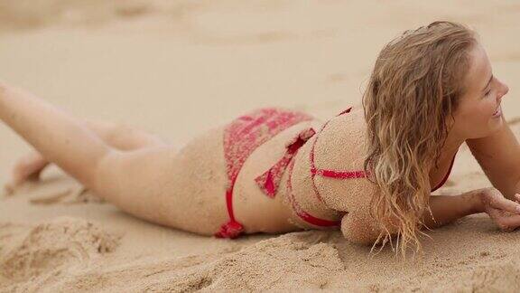 性感的海滩-皮肤覆盖着沙子