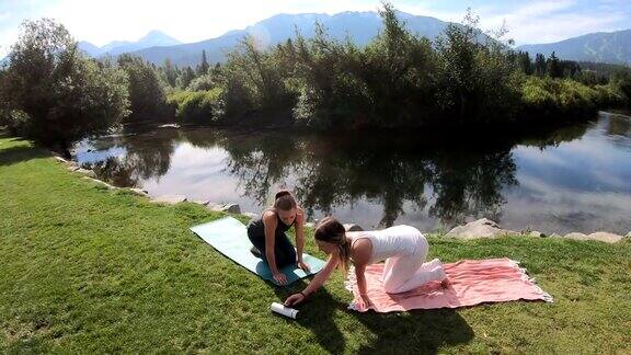 年轻女子在山溪边做瑜伽动作