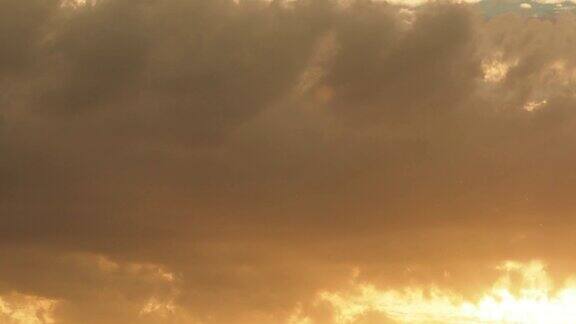 日落时的金色云彩时光流逝