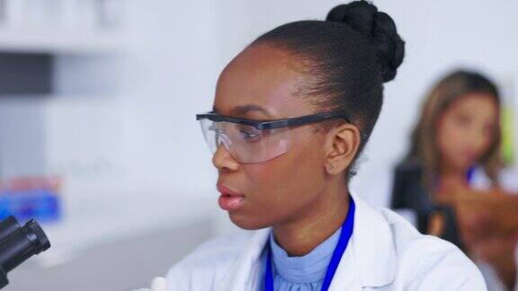 科学显微镜和研究与女医生在实验室工作的研究或医学创新与在医学实验室工作的非裔美国科学家一起研究、设计和取样