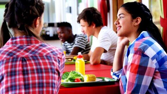 学校里的孩子们在吃饭的时候互相交流