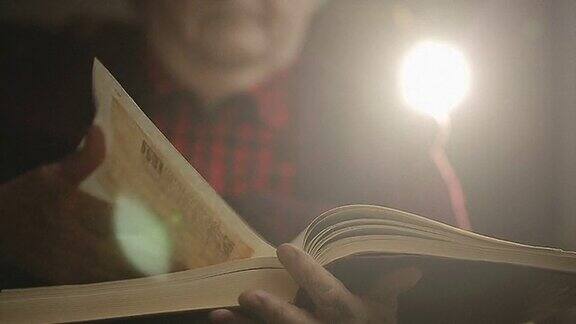 慢镜头:老人在看书近距离
