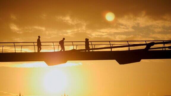 清晨千年桥和塔桥上的日出