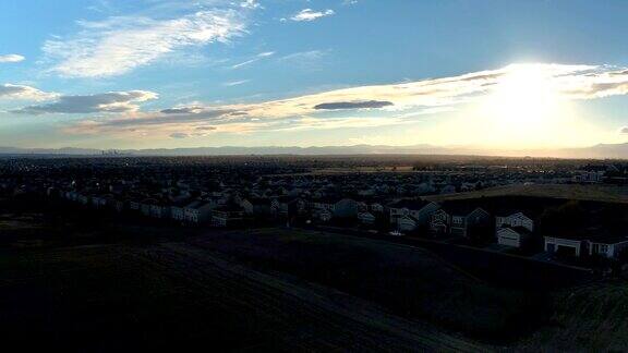 图片:美国丹佛市宁静阳光的早晨豪华郊区小镇的排屋