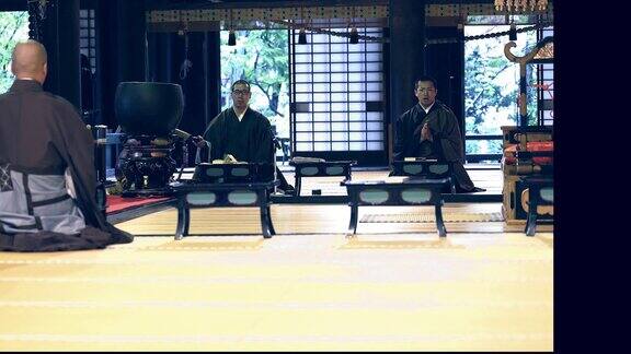 三个和尚开始在一个日本寺庙里祈祷