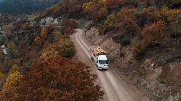 木材车行驶在土路上