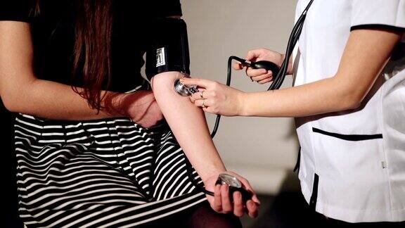 医生给这位女士检查血压