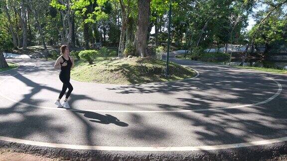 亚洲妇女在公园里跑步
