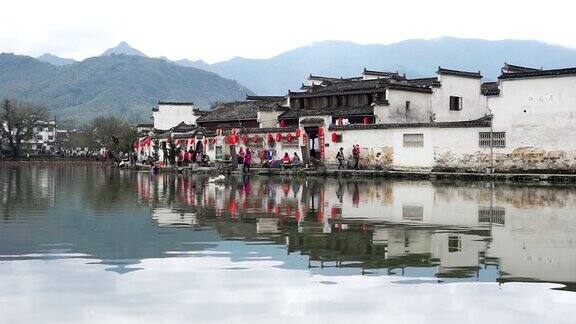 游客在中国宏村的中国古民居旅游