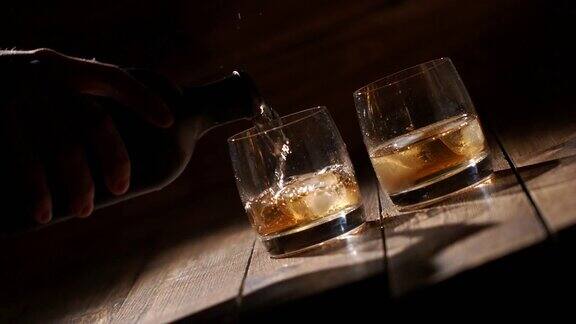木桌上放着一杯威士忌上面有冰块和酒瓶背景是木质的