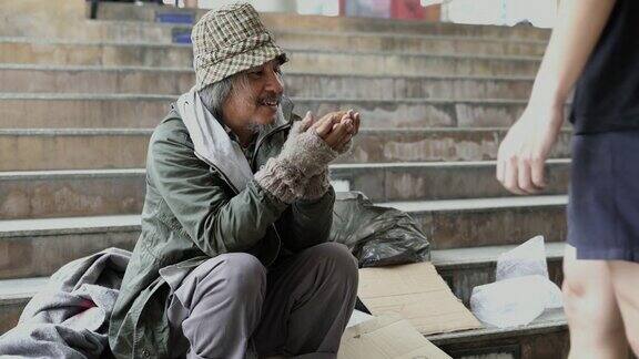人们在人行道上给无家可归的人分发食物