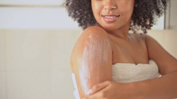 一名女性在皮肤上涂润肤露的4k视频片段