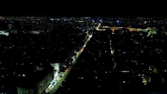夜间一架无人机在保加利亚首都索非亚上空飞过