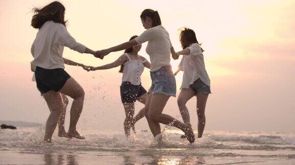 沙滩上女子友谊团享受生活